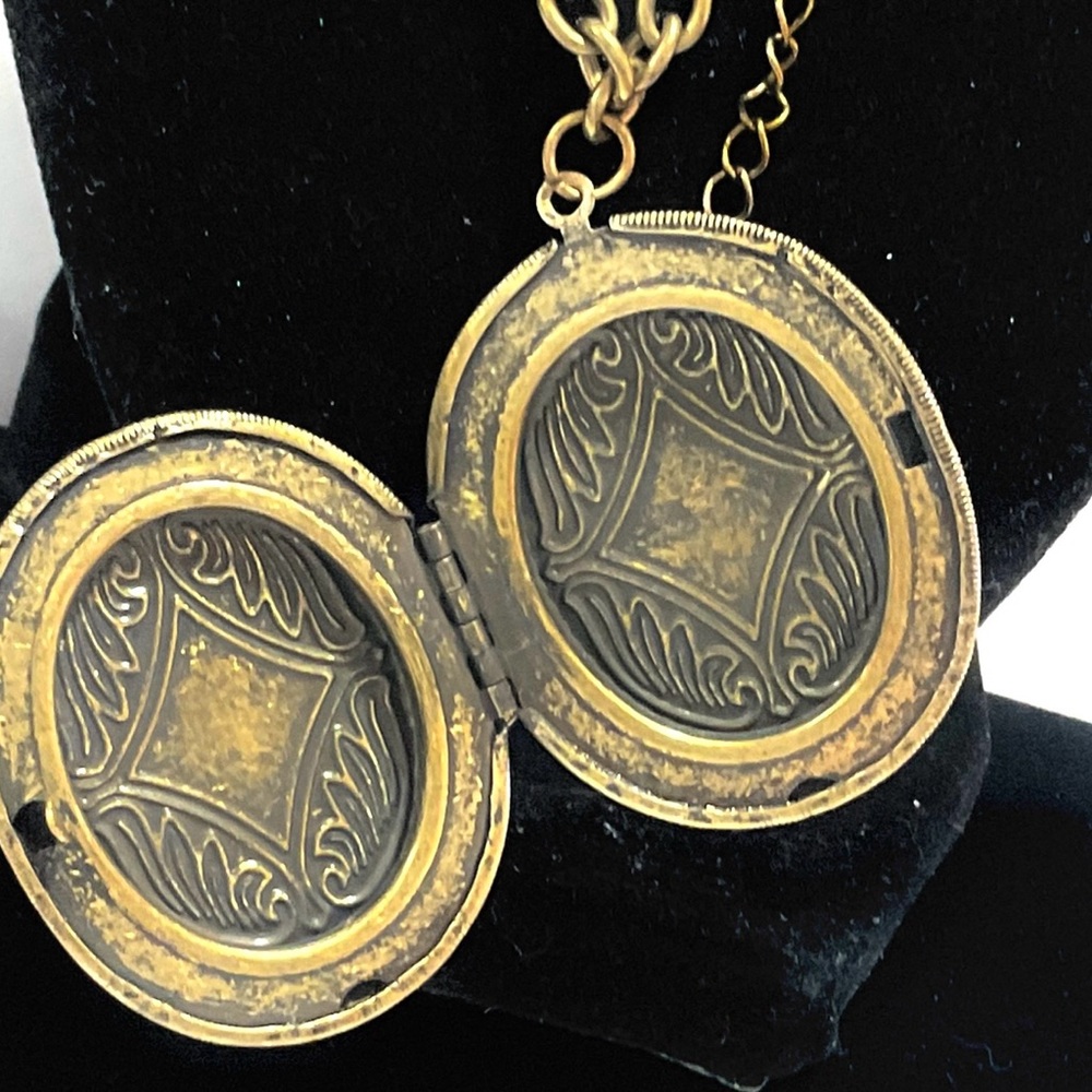 CLM Oval Locket with Rhinestone Crown Front - Picture 6 of 9